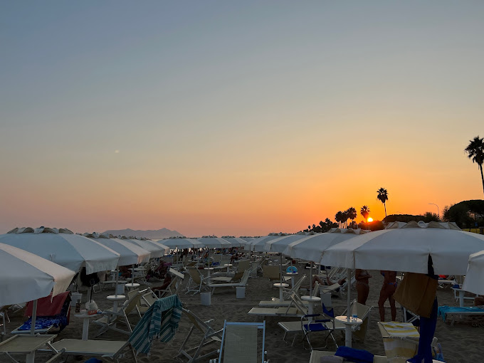 Stabilimento “Manta Rei Sunset Beach Bar”